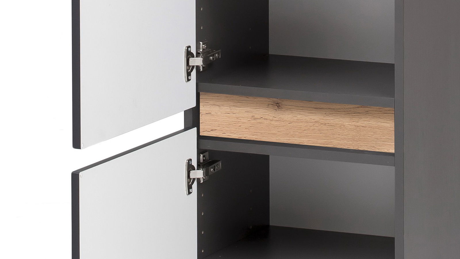 Nahaufnahme eines Midischranks mit geöffneten Türen, grauer Korpus und Holzelement, seitliche Perspektive.
