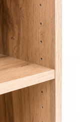Nahaufnahme eines Hängeschranks aus Holz mit verstellbaren Regalböden, seitliche Perspektive