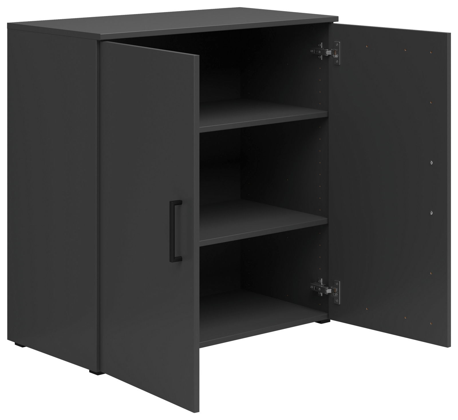Schwarze Kommode mit zwei offenen Türen und zwei Einlegeböden, perspektivisch von vorne links betrachtet.