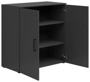 Schwarze Kommode mit zwei offenen Türen und zwei Einlegeböden, perspektivisch von vorne links betrachtet.