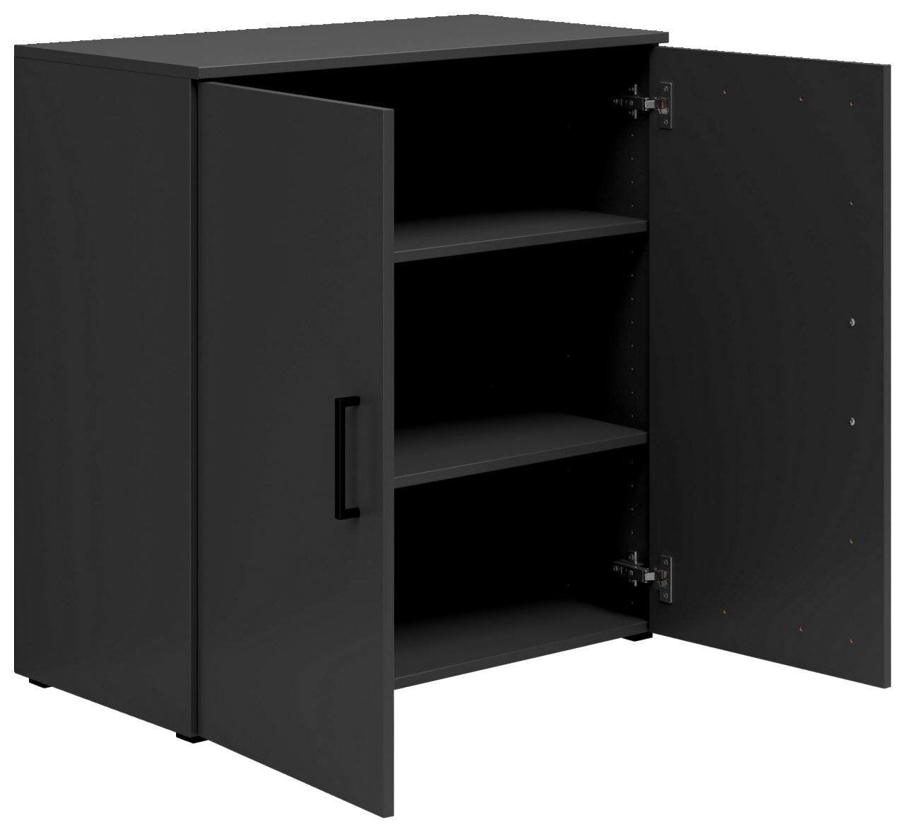 Schwarze Kommode mit zwei offenen Türen und zwei Einlegeböden, perspektivisch von vorne links betrachtet.
