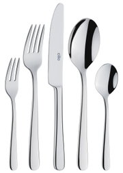 Elegante bestekset van roestvrij staal, bestaande uit een vork, mes, eetlepel, theelepel en taartvork, gezien van voren.