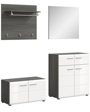 Garderobenkombination bestehend aus einem Wandpaneel mit Haken und Ablage, einem Spiegel, einer niedrigen Kommode und einer hohen Kommode, in moderner Perspektive.