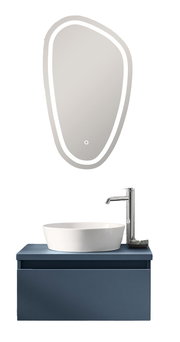 Moderne Badkombination mit ovalem Spiegel, beleuchtetem Rand, rundem Waschbecken und elegantem Wasserhahn auf einem blauen Unterschrank. Frontalansicht.