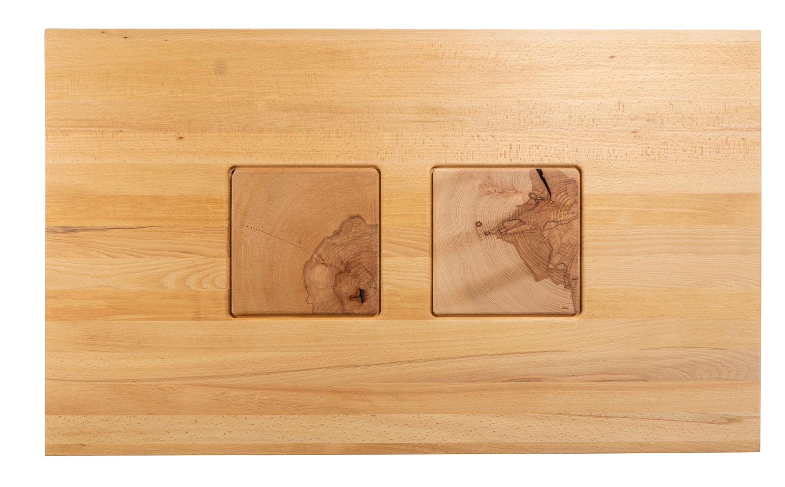 Vogelperspektive auf einen Couchtisch aus hellem Holz mit zwei quadratischen Intarsien aus dunklerem Holz.