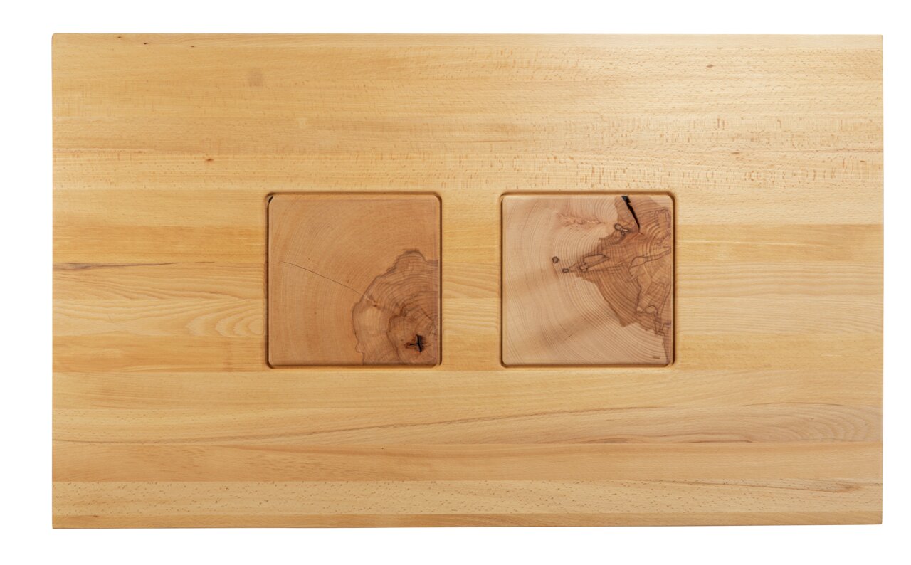 Vogelperspektive auf einen Couchtisch aus hellem Holz mit zwei quadratischen Intarsien aus dunklerem Holz.