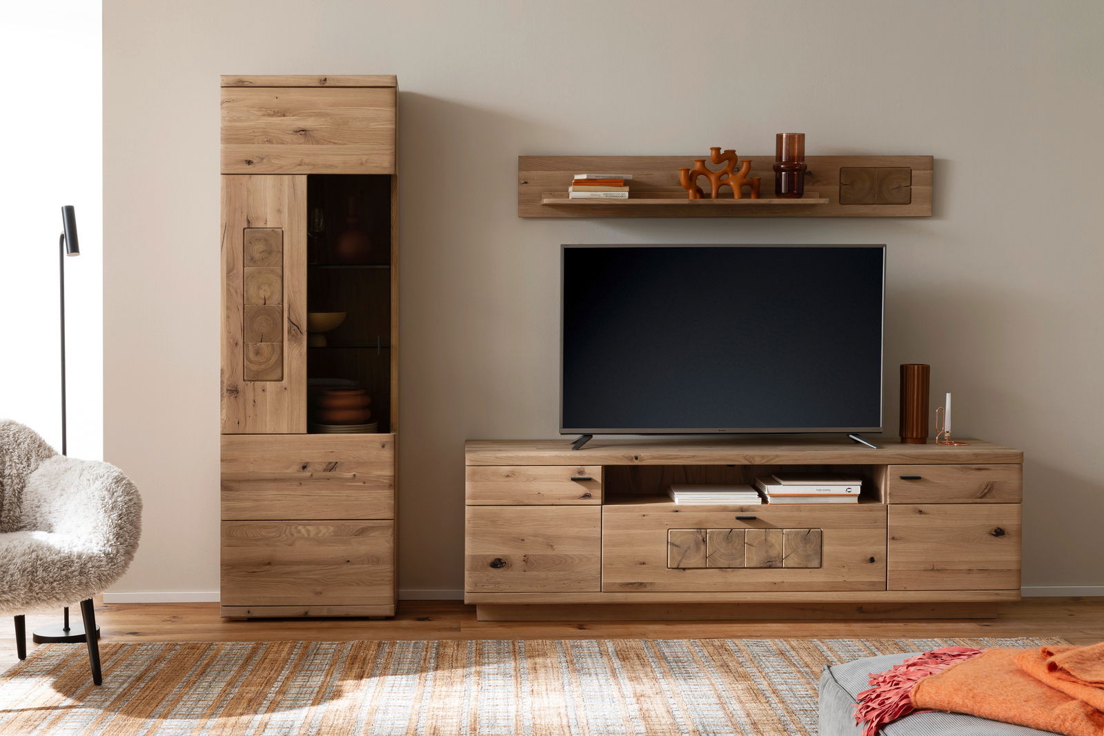 Linea Natura Wandkombination PHÖNIX Wandkombination aus Holz mit TV-Schrank, Regal und Vitrine, frontal betrachtet.