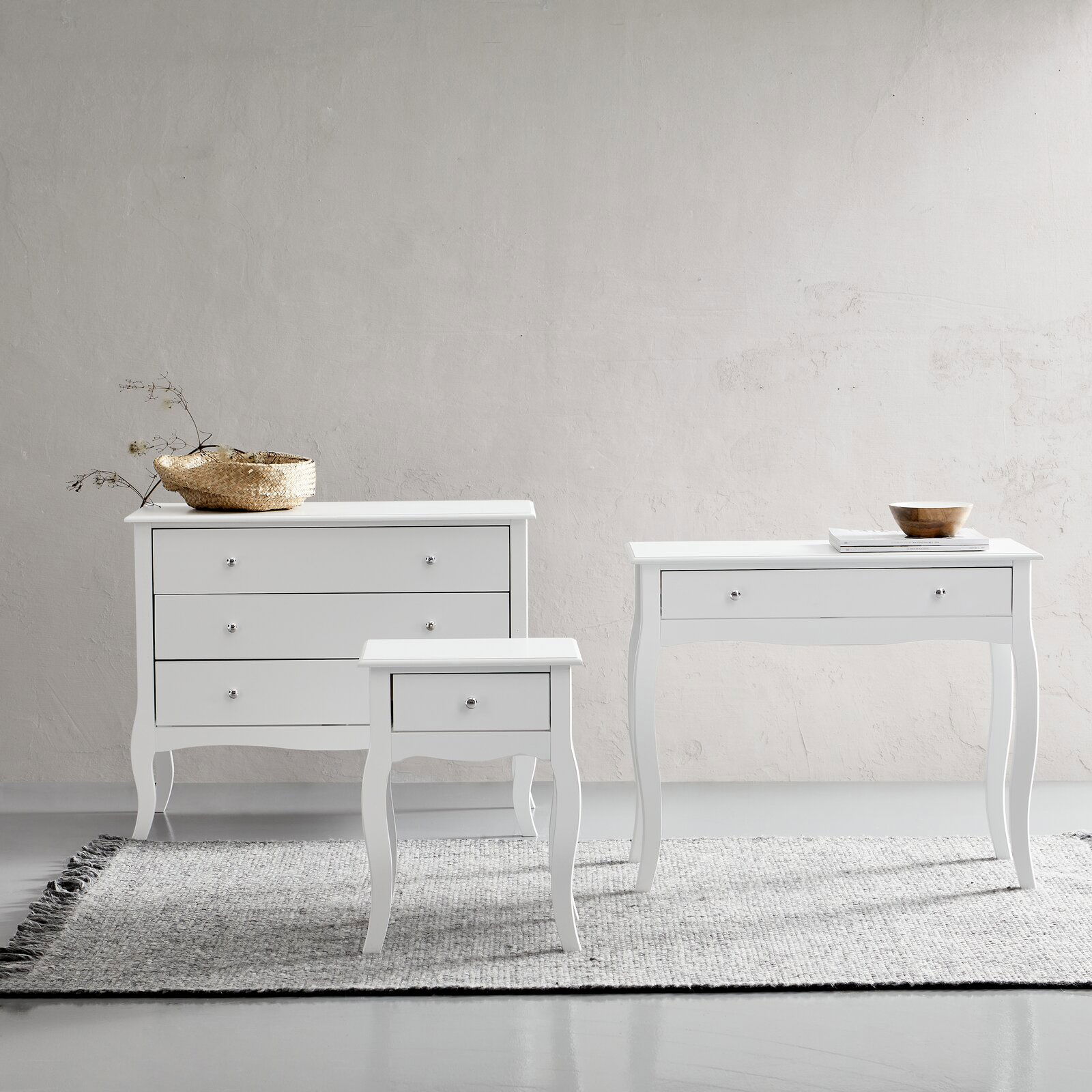 Landscape Nachtkonsole MARY Drei weiße Möbelstücke auf einem Teppich vor einer hellen Wand, bestehend aus einer Kommode, einem Konsolentisch und einer Nachtkonsole, frontal betrachtet.