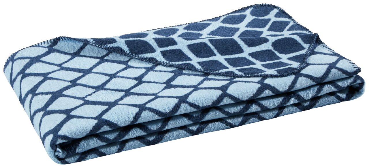 Gefaltete Wohndecke mit blauem Rautenmuster, seitliche Perspektive