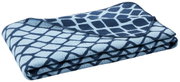Gefaltete Wohndecke mit blauem Rautenmuster, seitliche Perspektive