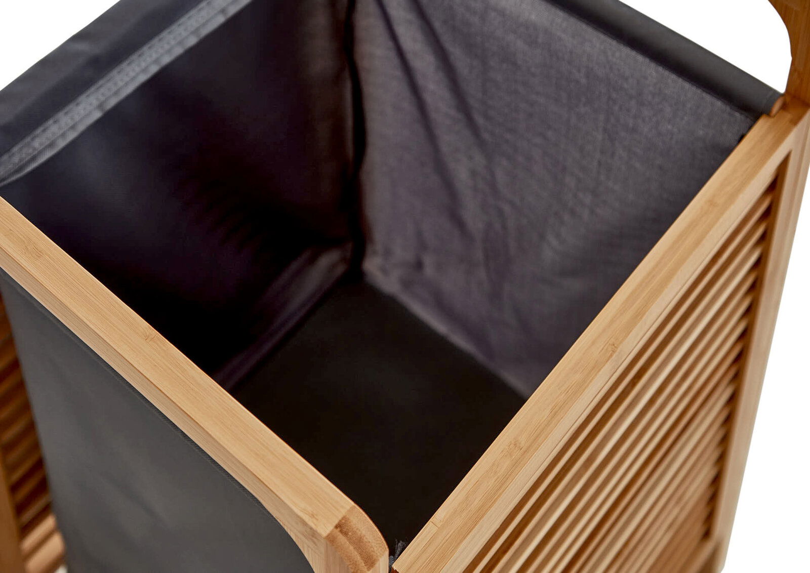 Wäschekorb aus Bambus mit Lamellen-Seiten und herausnehmbarem schwarzem Stoffeinsatz, Ansicht schräg von oben in den geöffneten Innenraum