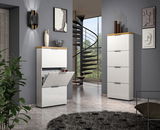 Moderner Schuhschrank in Weiß mit Holzdetails, geöffnet, in einem stilvollen Raum mit Treppe im Hintergrund, seitliche Perspektive.