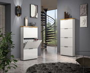 Moderner Schuhschrank in Weiß mit Holzdetails, geöffnet, in einem stilvollen Raum mit Treppe im Hintergrund, seitliche Perspektive.