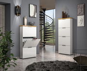 Moderner Schuhschrank in Weiß mit Holzdetails, geöffnet, in einem stilvollen Raum mit Treppe im Hintergrund, seitliche Perspektive.