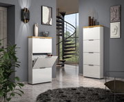 Moderner Schuhschrank in Weiß mit Holzdetails, geöffnet, in einem stilvollen Raum mit Treppe im Hintergrund, seitliche Perspektive.