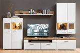 Moderne Wohnwand in Weiß mit Holzdetails, bestehend aus einem TV-Board, zwei Vitrinen und einem Wandregal, frontal betrachtet.
