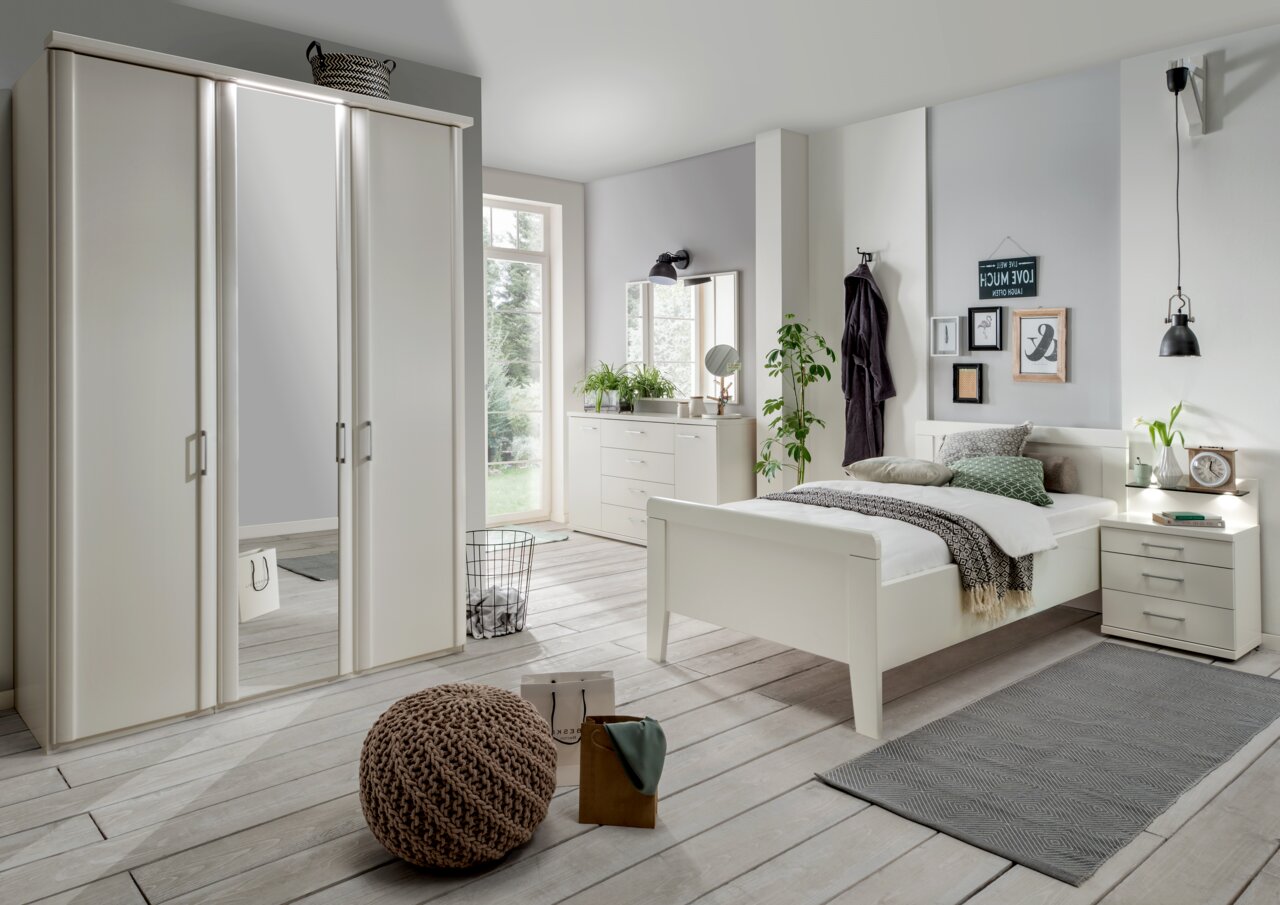 Drehtürenschrank in einem modernen Schlafzimmer, Perspektive von vorne links