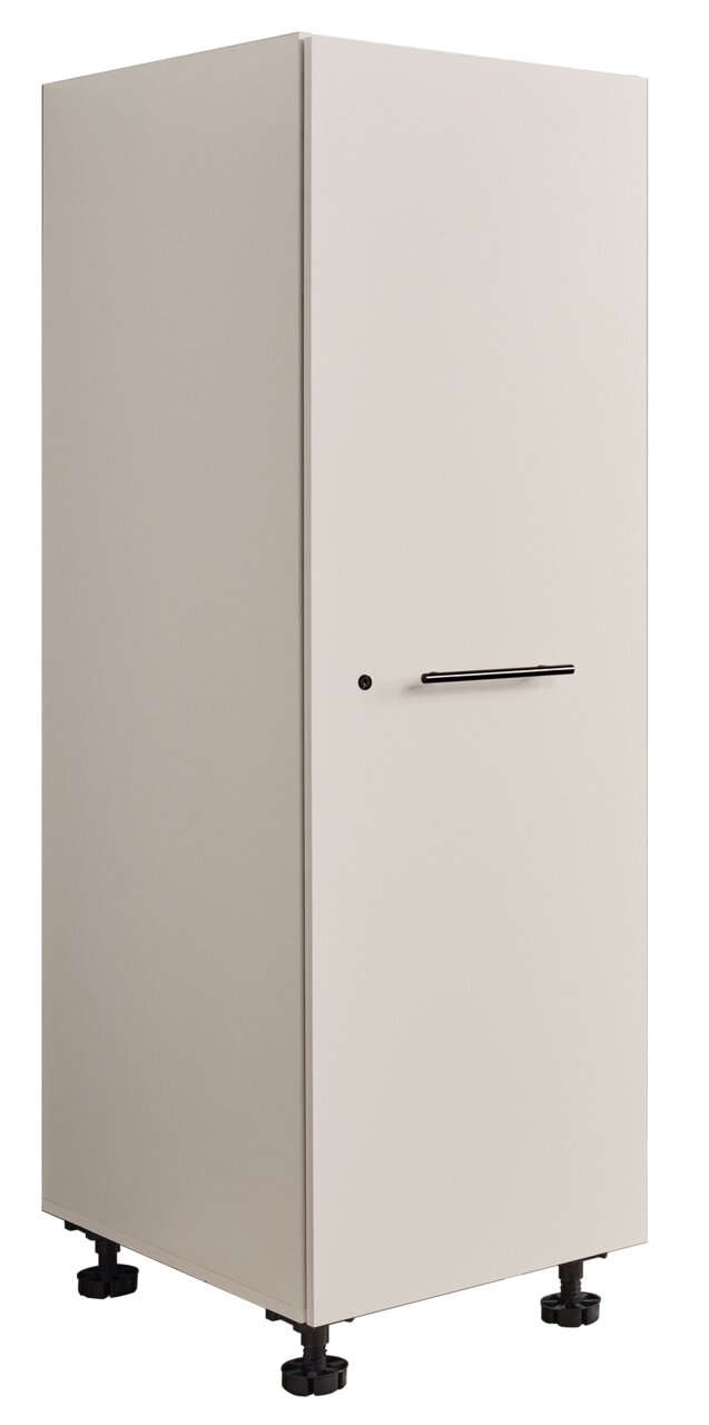 Weißer, hoher Metallschrank mit Tür, schwarzem Griff und höhenverstellbaren Füßen, freigestellt auf weißem Hintergrund, in leichter Seitenansicht (3/4-Perspektive) von vorn.