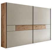 Moderner Kleiderschrank mit Schiebetüren in Beige und Holzoptik, mit horizontalem Holzdekorstreifen und schwarzen Griffleisten, in schräger Frontansicht von links freigestellt auf weißem Hintergrund.