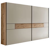 Moderner Kleiderschrank mit Schiebetüren in Beige und Holzoptik, mit horizontalem Holzdekorstreifen und schwarzen Griffleisten, in schräger Frontansicht von links freigestellt auf weißem Hintergrund.