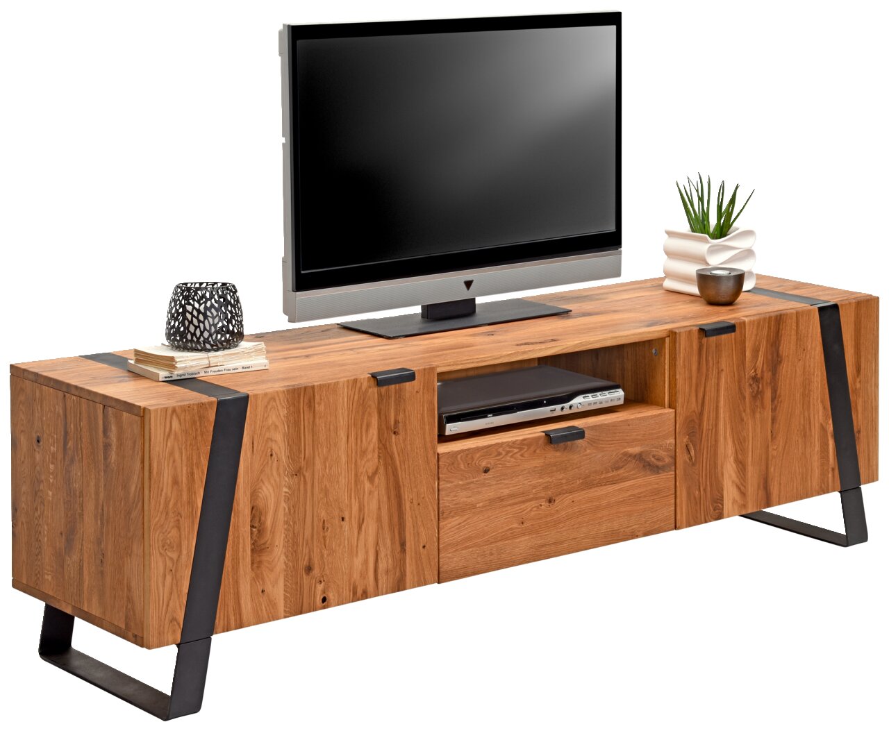 TV-Lowboard aus Holz mit Metallakzenten, frontal fotografiert, mit Dekorationen und einem Fernseher darauf.