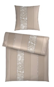 Beige Bettwäsche-Set mit Kissen- und Deckenbezug, vertikalen Streifen und Paisley-Mittelband, Vorderansicht von oben (Flatlay)