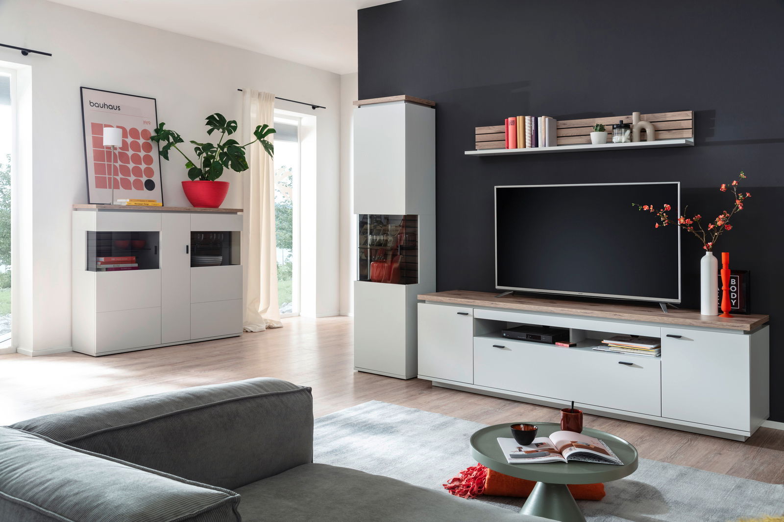 Moderne Wohnzimmerkombination mit Highboard, Sideboard und Wandregal in heller Holzoptik, frontal betrachtet.
