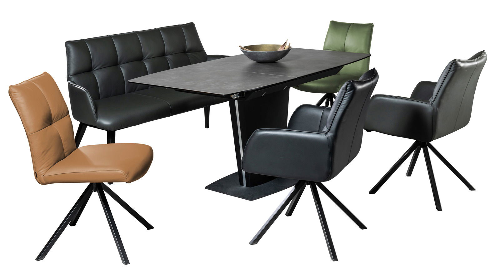 Moderner Esstisch mit schwarzer Tischplatte und verschiedenen Stühlen in Lederoptik, seitliche Perspektive