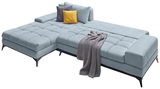 Graue Ecksofa mit modernen Metallfüßen, dekoriert mit einem gelben und einem grauen Kissen sowie einer grauen Decke, Perspektive von vorne links.
