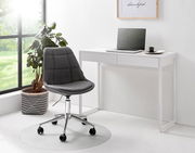 Moderner weißer Schreibtisch mit zwei Schubladen, darauf ein Laptop und eine Tasse, daneben ein grauer Bürostuhl auf Rollen. Perspektive von vorne.