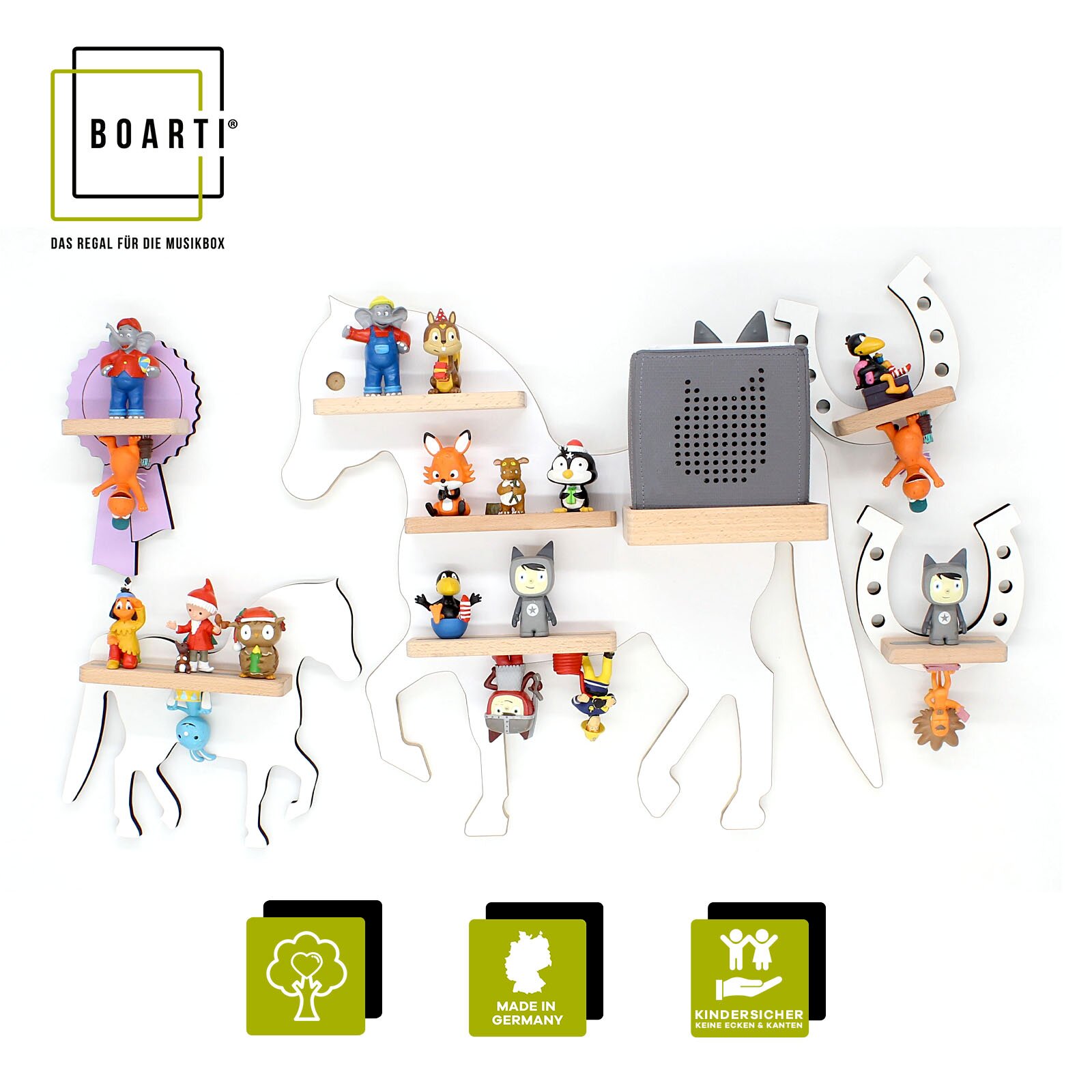Frontansicht eines weißen Boarti Wandregals in Pferdeform mit mehreren kleinen Holzablagen, bestückt mit Spielfiguren und einer grauen Toniebox; Marketinggrafik mit Boarti-Logo sowie Icons für nachhaltig, Made in Germany und kindersicher