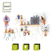 Frontansicht eines weißen Boarti Wandregals in Pferdeform mit mehreren kleinen Holzablagen, bestückt mit Spielfiguren und einer grauen Toniebox; Marketinggrafik mit Boarti-Logo sowie Icons für nachhaltig, Made in Germany und kindersicher