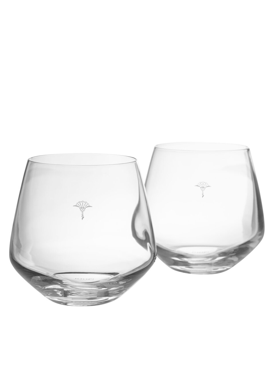 Zwei elegante, weiße matte Wassergläser in moderner Form, frontal und leicht seitlich betrachtet.