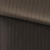 Wendebettwäsche von Dieter Knoll mit feinen vertikalen Streifen und dezentem Logo-Muster in dunklen Tönen, aus der Vogelperspektive aufgenommen.