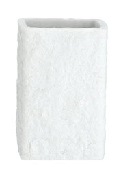 Weißer, rechteckiger Zahnputzbecher mit rauer Oberfläche, frontal abgebildet.