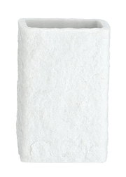Weißer, rechteckiger Zahnputzbecher mit rauer Oberfläche, frontal abgebildet.