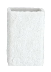 Weißer, rechteckiger Zahnputzbecher mit rauer Oberfläche, frontal abgebildet.