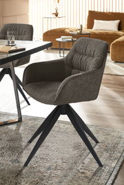 Moderner Armlehnstuhl mit dunklem Stoffbezug und schwarzem Metallgestell, seitliche Perspektive