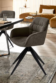 Moderner Armlehnstuhl mit dunklem Stoffbezug und schwarzem Metallgestell, seitliche Perspektive