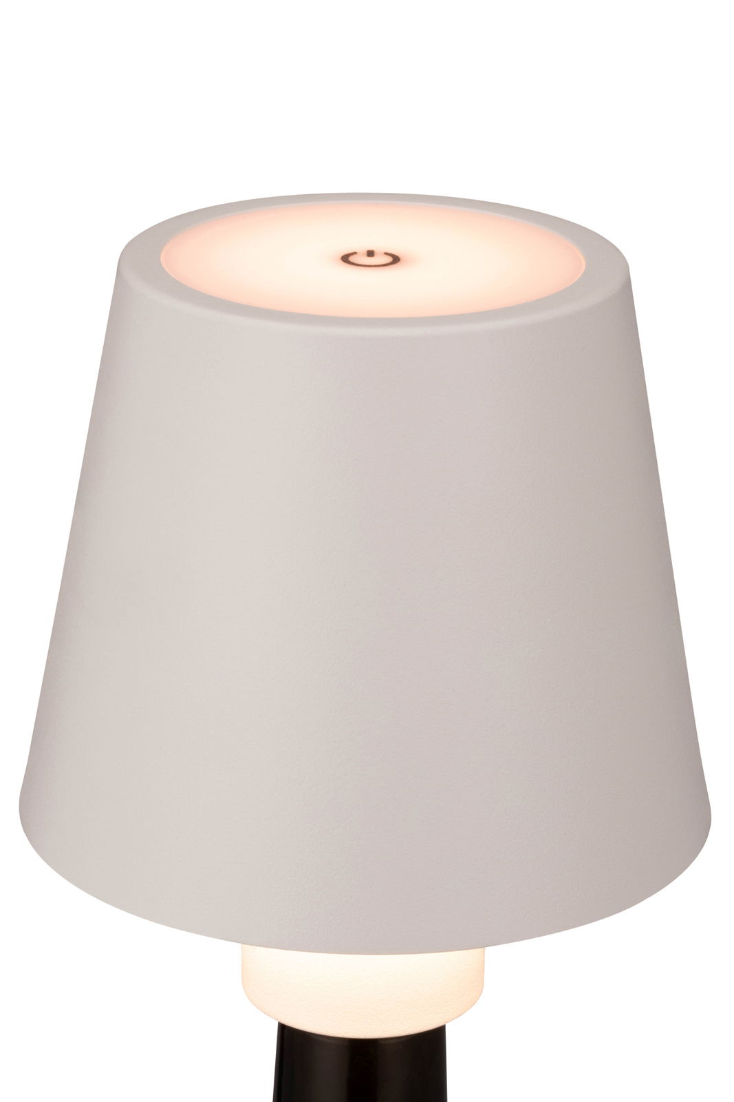 Nahaufnahme einer modernen Akku-Tischleuchte mit weißem Lampenschirm und einem Touch-Schalter auf der Oberseite.