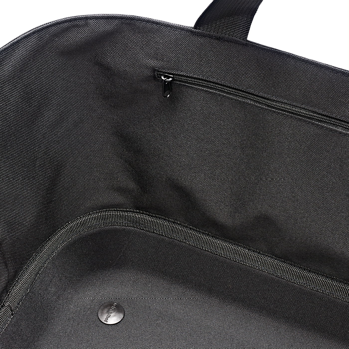 Innenansicht eines schwarzen Einkaufskorbs mit Reißverschlussfach