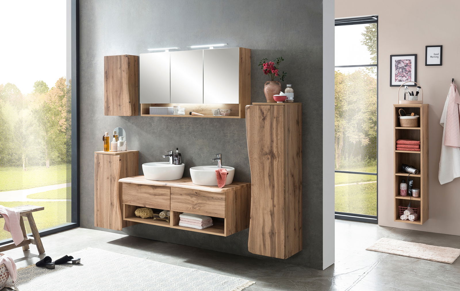 Modernes Badezimmer mit Holz-Midi-Regal, Doppelwaschbecken und Spiegel, seitliche Perspektive.