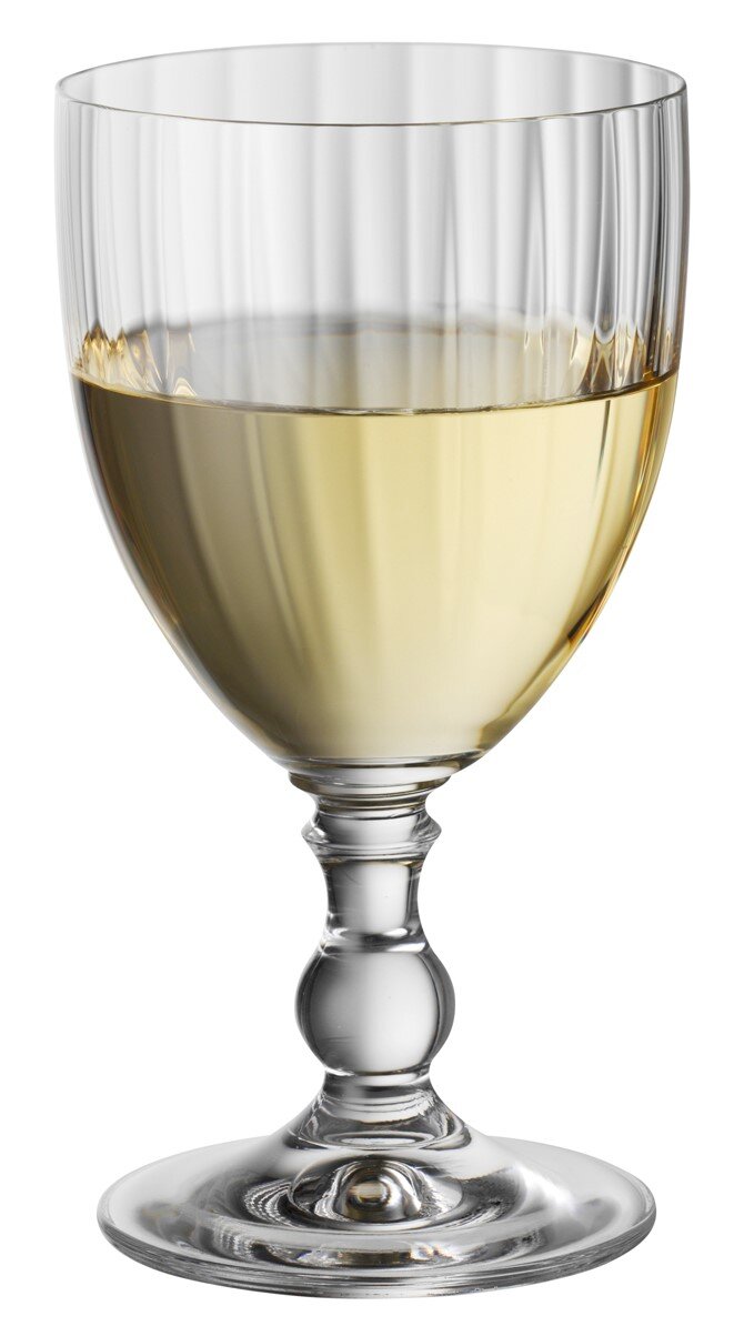 Klarer Weinkelch mit 240ml Fassungsvermögen, gefüllt mit Weißwein, seitliche Perspektive