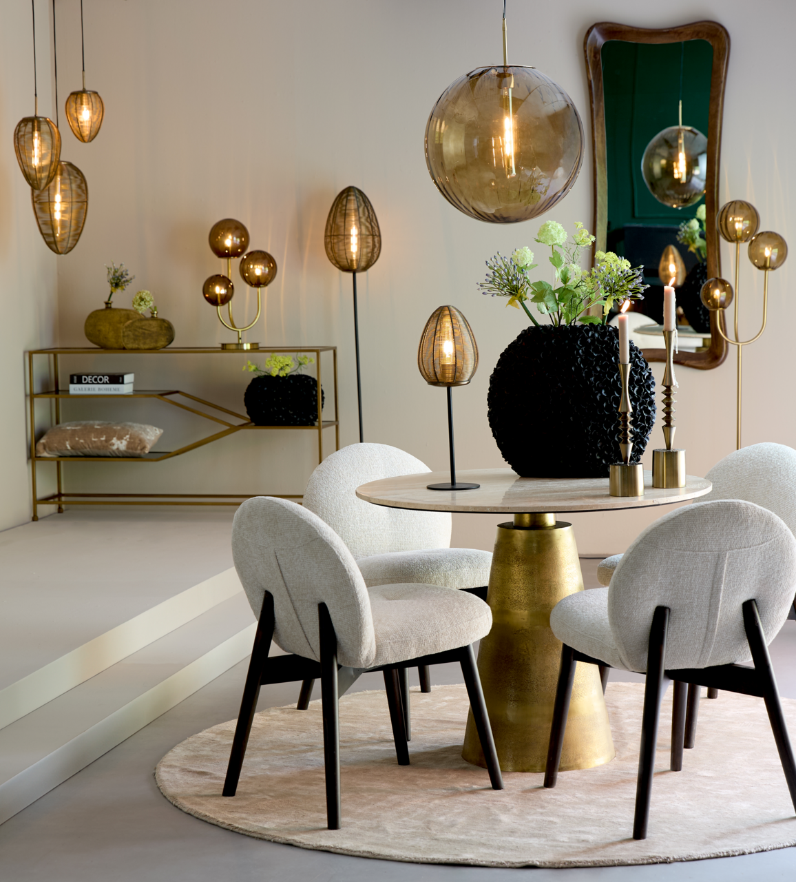 Elegante schwarze Vase mit mattem Finish, dekoriert mit Blumen, auf einem Tisch in einem stilvoll eingerichteten Raum, seitliche Perspektive.