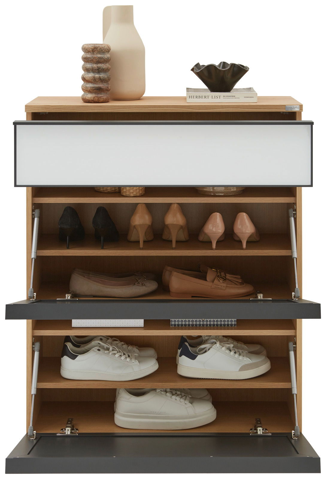 Hängeschuhschrank aus Holz mit mehreren Fächern, gefüllt mit verschiedenen Schuhen, von vorne betrachtet.