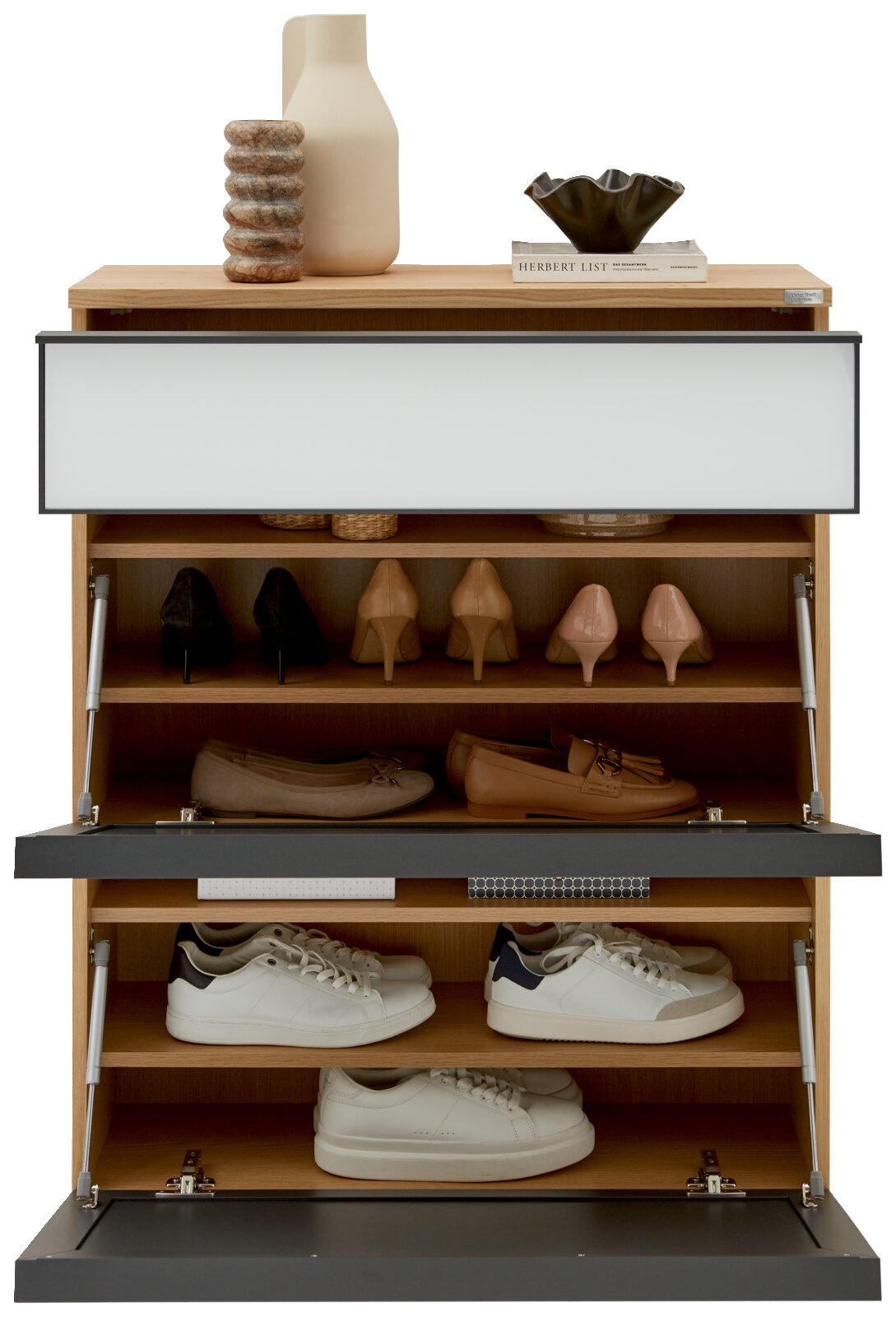 Houten hangende schoenenkast met meerdere vakken, gevuld met verschillende schoenen, gezien vanaf de voorkant.