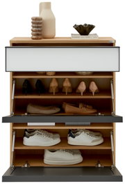 Houten hangende schoenenkast met meerdere vakken, gevuld met verschillende schoenen, gezien vanaf de voorkant.