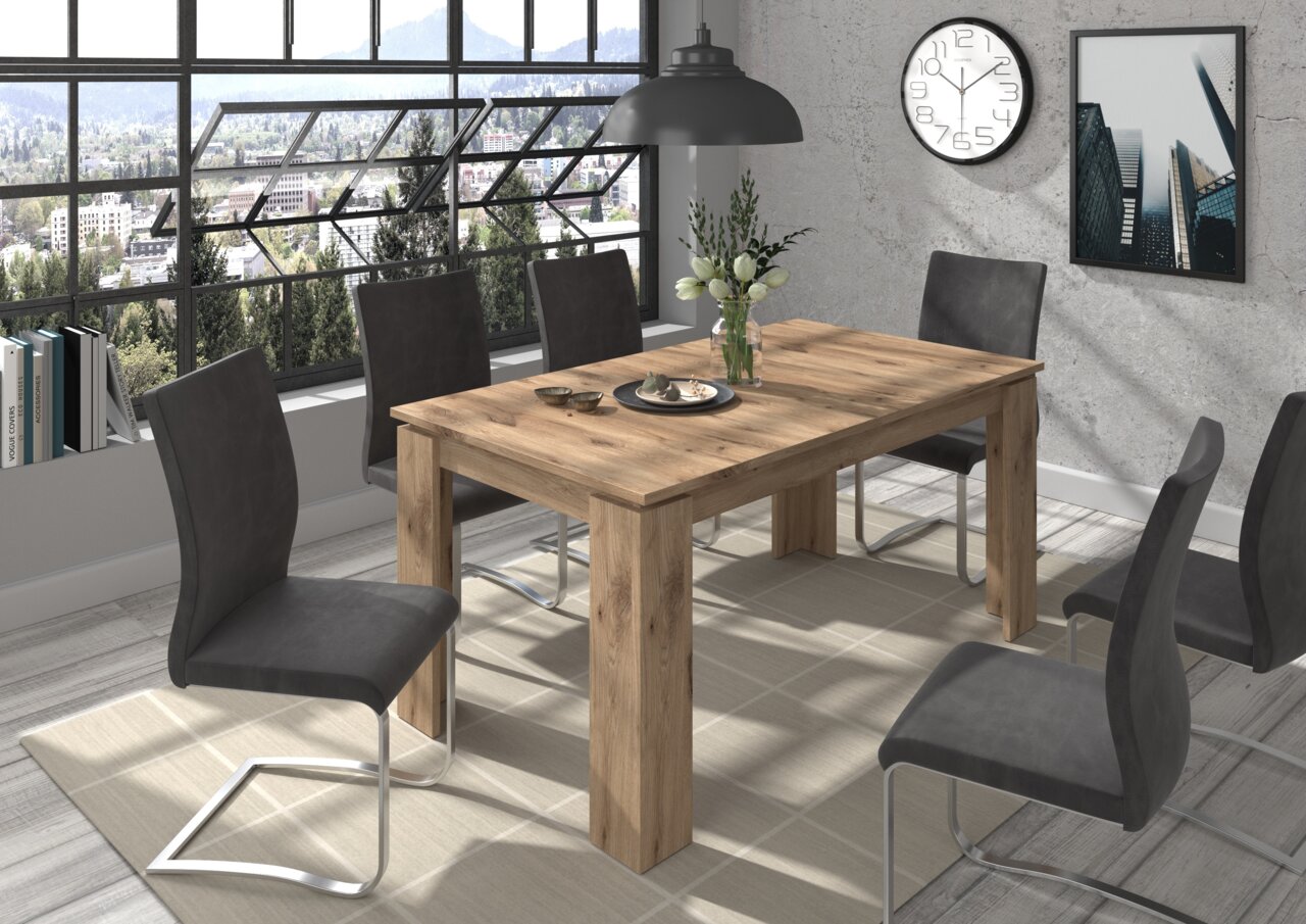 MID.YOU Esstisch TITAN Moderner Esstisch aus Holz mit sechs schwarzen Stühlen in einem hellen Raum mit großen Fenstern, seitliche Perspektive.