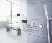 Verchromter Duschkorb an einer gefliesten Wand, seitliche Perspektive