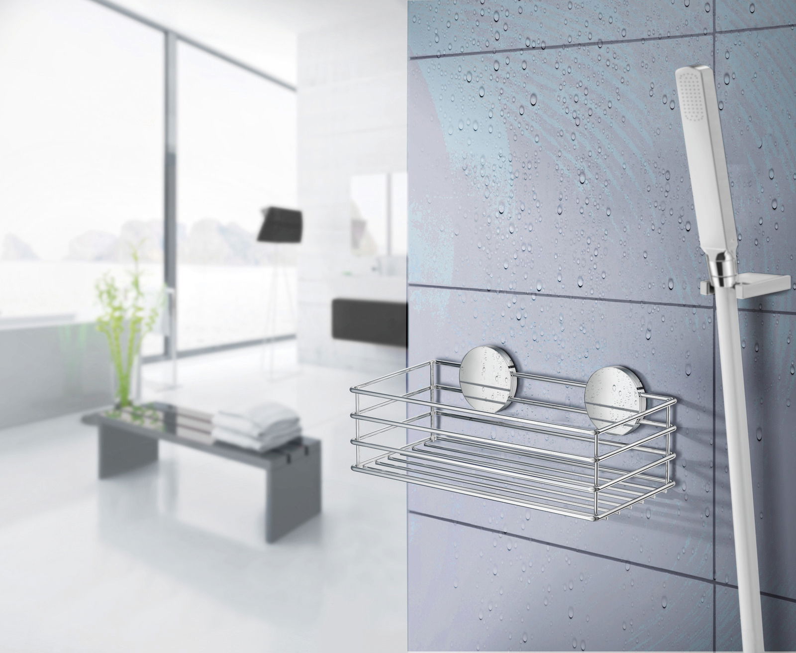 Verchromter Duschkorb an einer gefliesten Wand, seitliche Perspektive